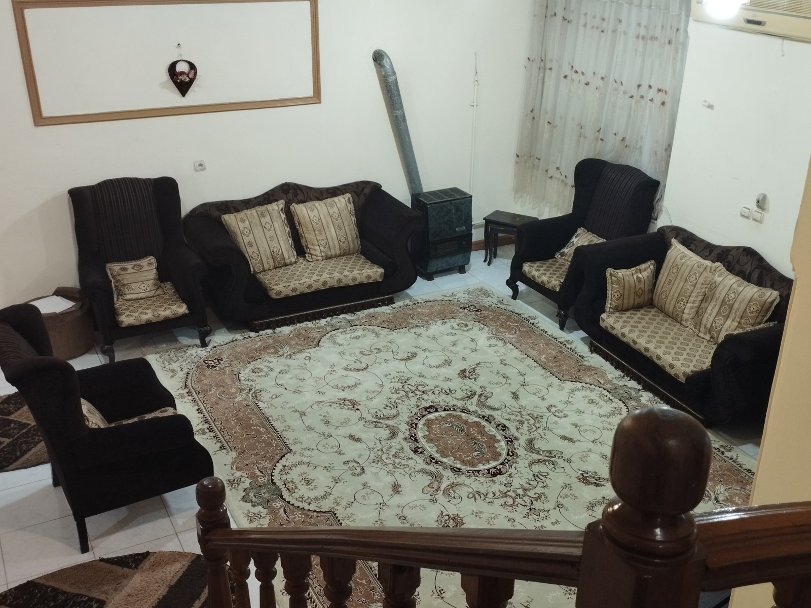 در همکف قرار دارد