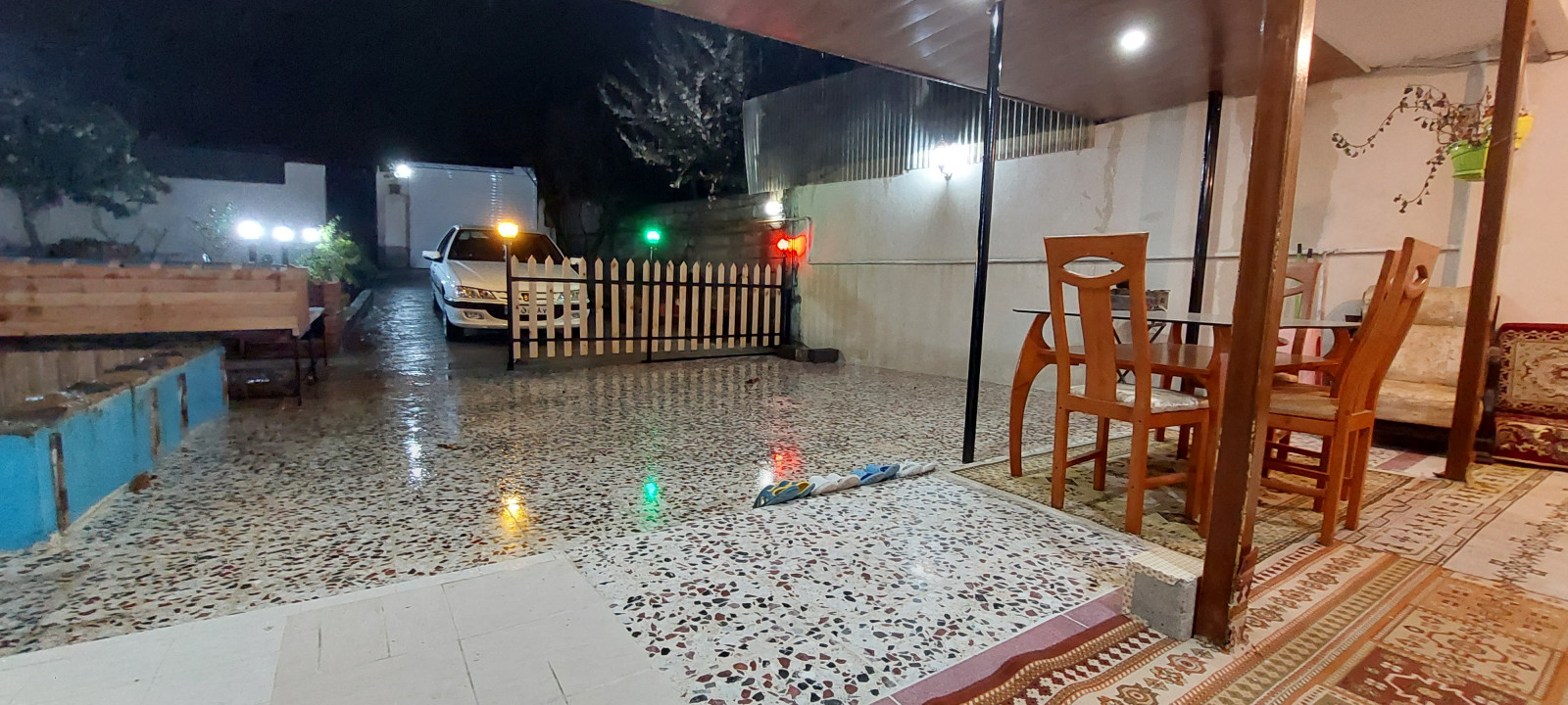 نمای شب از حیاط