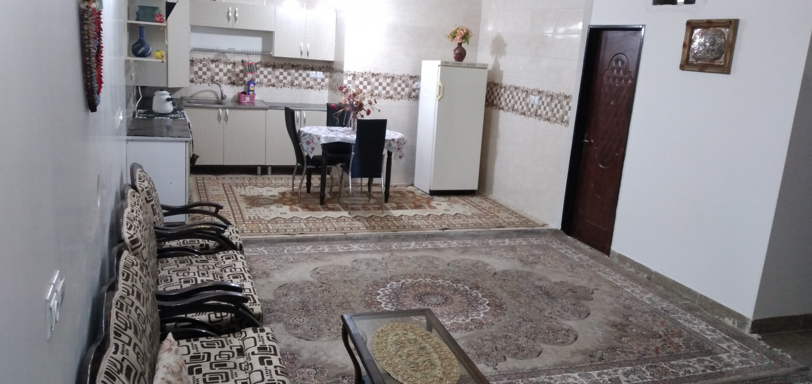 اتاق پذیرایی و آشپزخانه