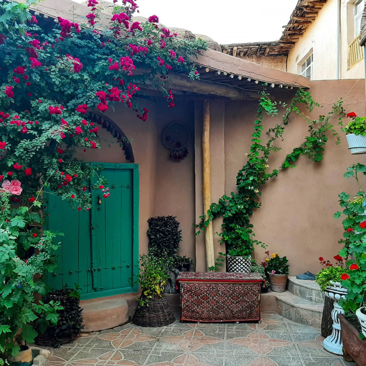 حیاط اقامتگاه