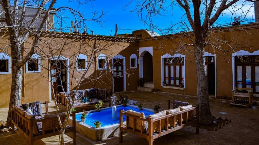 نمای اقامتگاه و حیاط