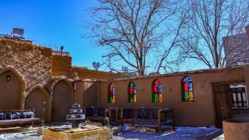 نمای اقامتگاه و حیاط