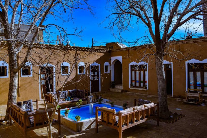 نمای اقامتگاه و حیاط نمای اقامتگاه و حیاط