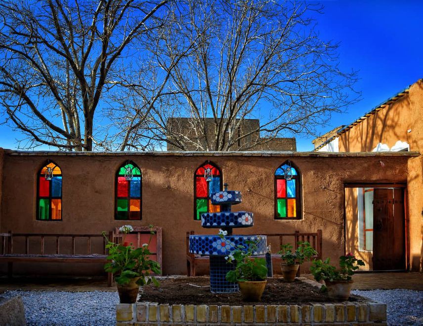 نمای اقامتگاه و حیاط نمای اقامتگاه و حیاط