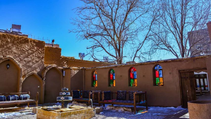 نمای اقامتگاه و حیاط نمای اقامتگاه و حیاط