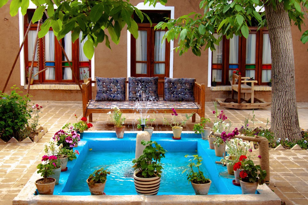 نمای اقامتگاه و حیاط نمای اقامتگاه و حیاط