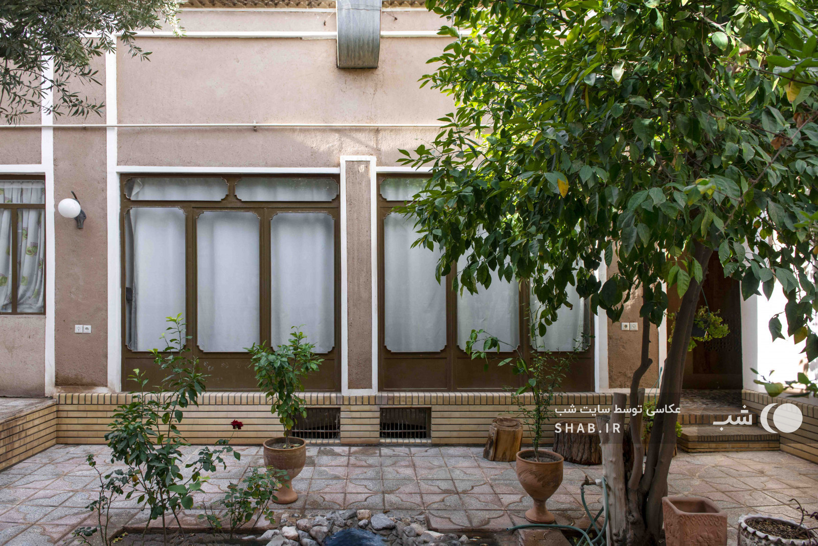 نمای اقامتگاه و حیاط