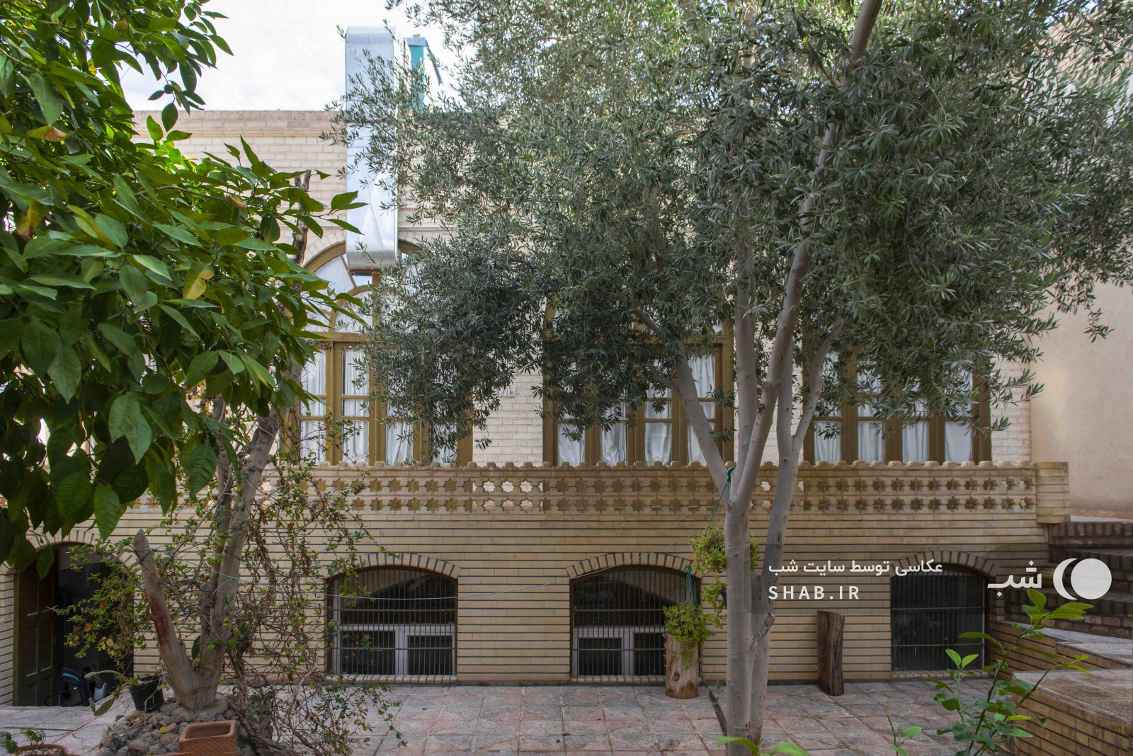 نمای اقامتگاه و حیاط نمای اقامتگاه و حیاط