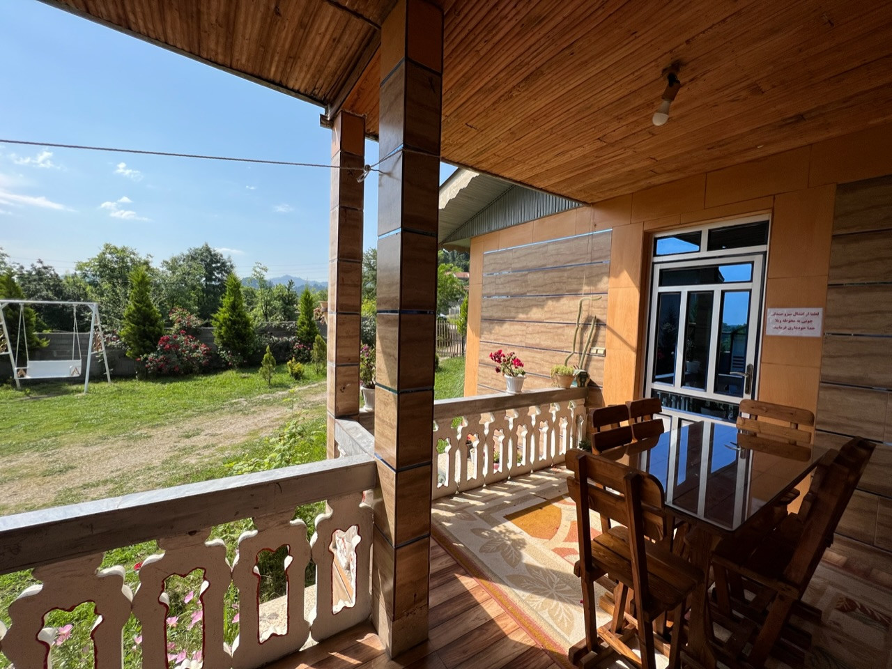 ایوان ویلا با میزو صندلی ۶ نفره چوبی