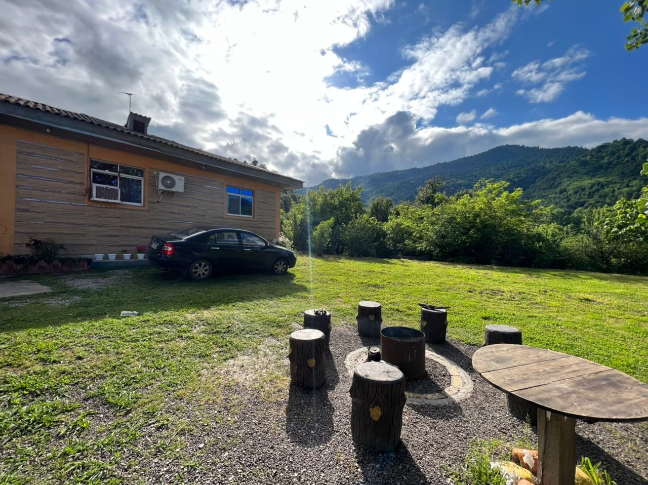 محوطه زیبا و ویوی رویایی