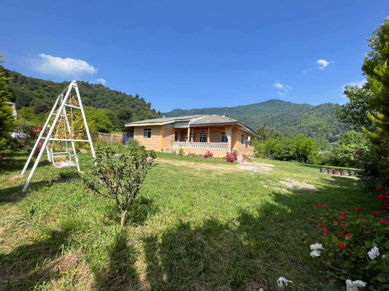 نمای خارجی ویلا با محوطه بسیار زیبا