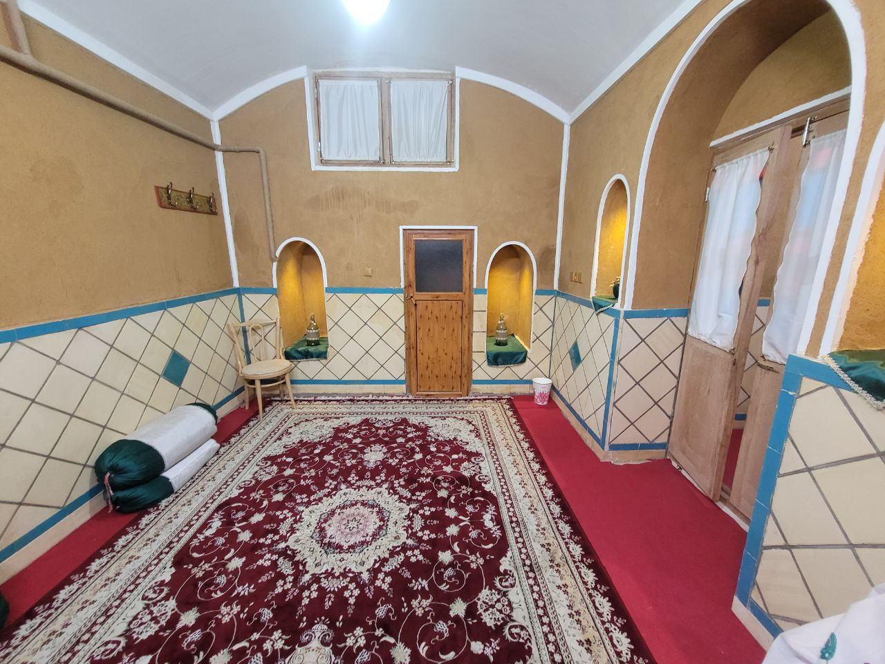 اتاق زمرد درطبقه پایین روبروی اشپزخانه قراردارو ظرفیت چهارنفردارد.سرویس بهداشتی فرنگی  وحمام داخل اتاق قراردارد و سرویس ایرانی درحیاط دارد اتاق دارای پنکه وبخاری گازی است.
