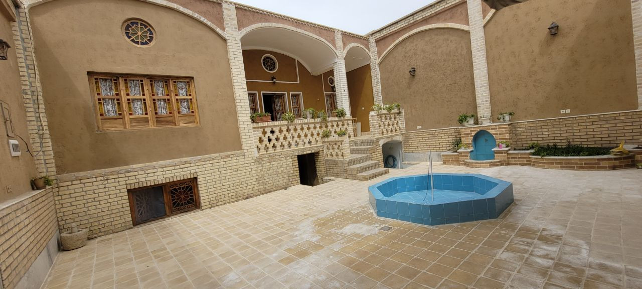 حیاط اقامتگاه