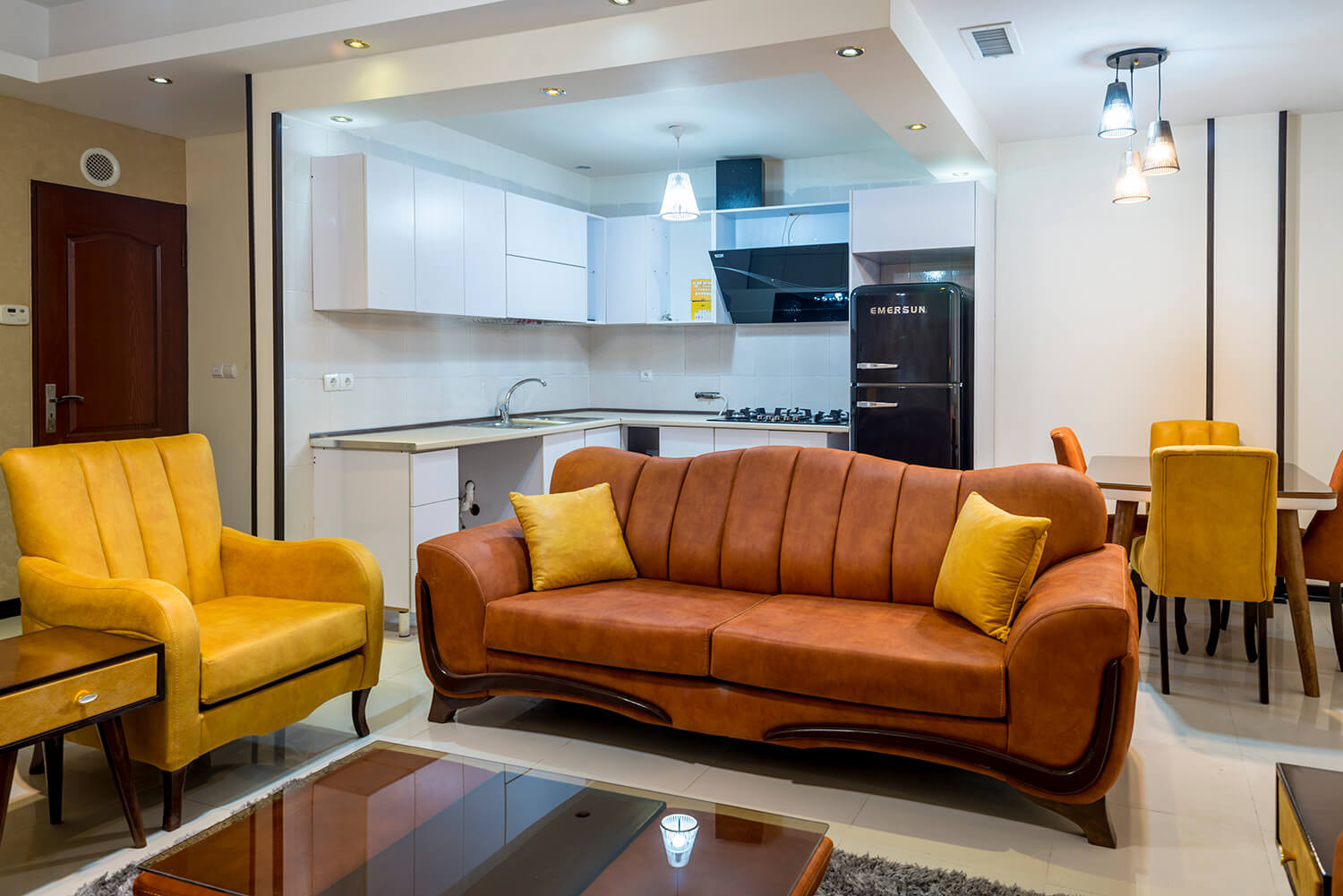 اتاق پذیرایی و آشپزخانه