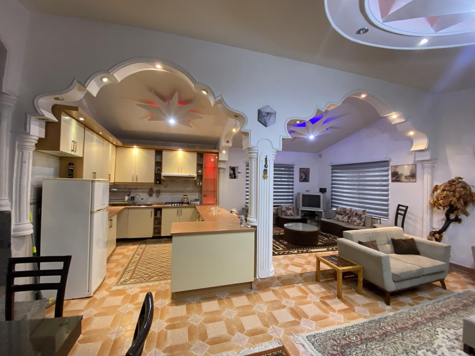 اتاق پذیرایی و اشپزخانه