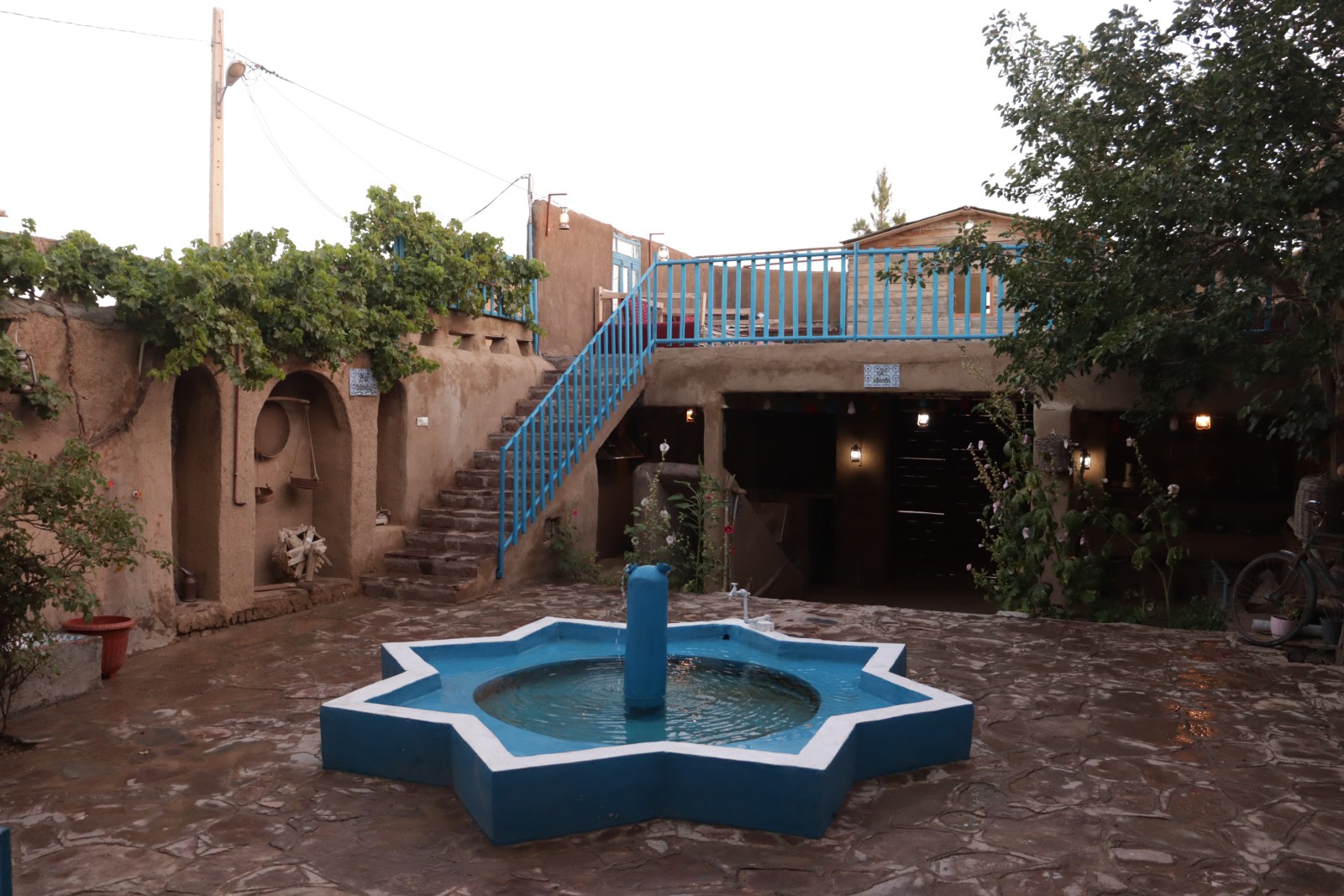 نمای اقامتگاه و حیاط نمای اقامتگاه و حیاط