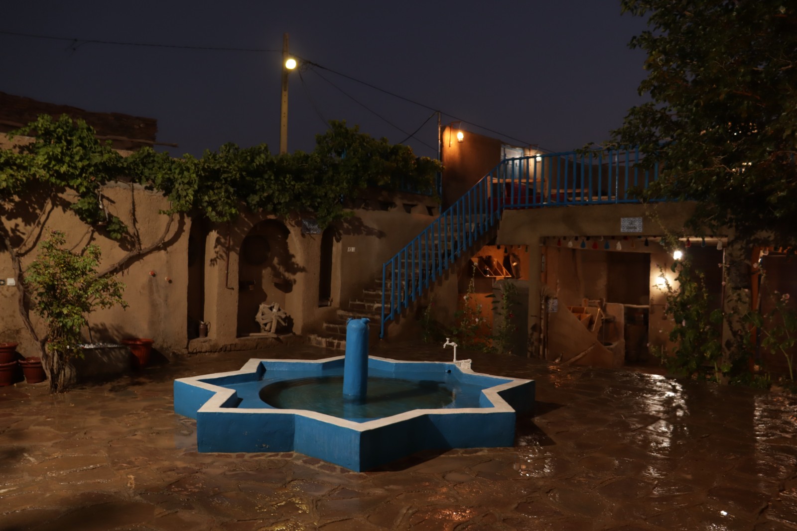 نمای شب اقامتگاه و حیاط نمای شب اقامتگاه و حیاط