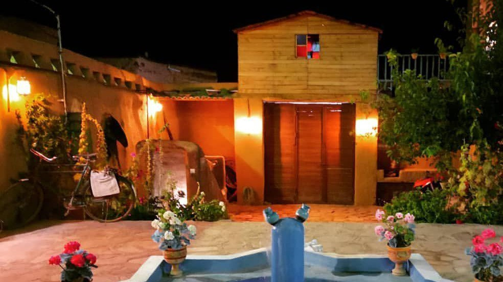 نمای اقامتگاه و حیاط