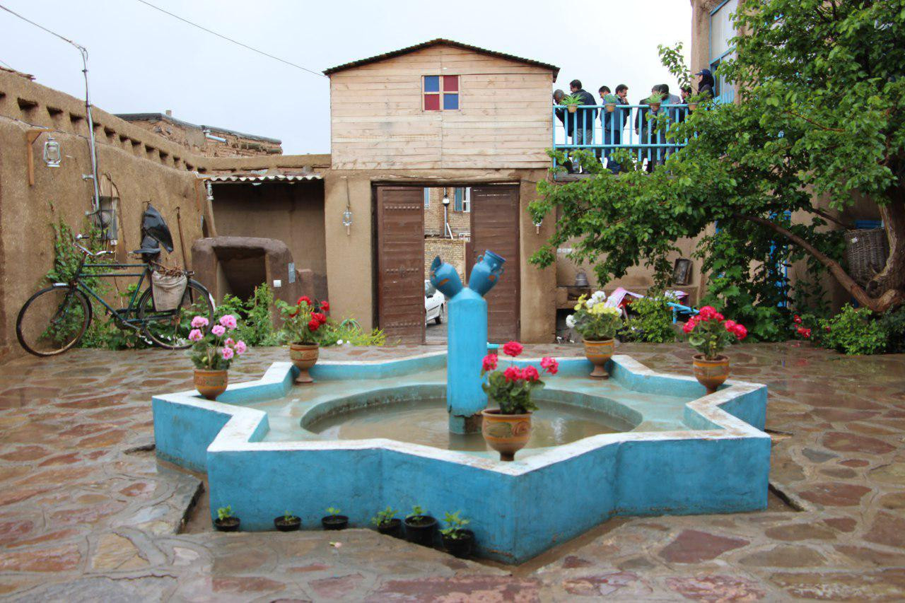 نمای اقامتگاه و حیاط