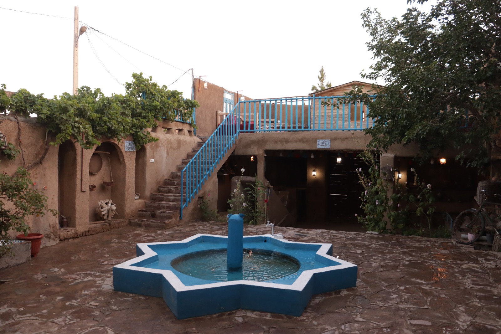 نمای اقامتگاه و حیاط