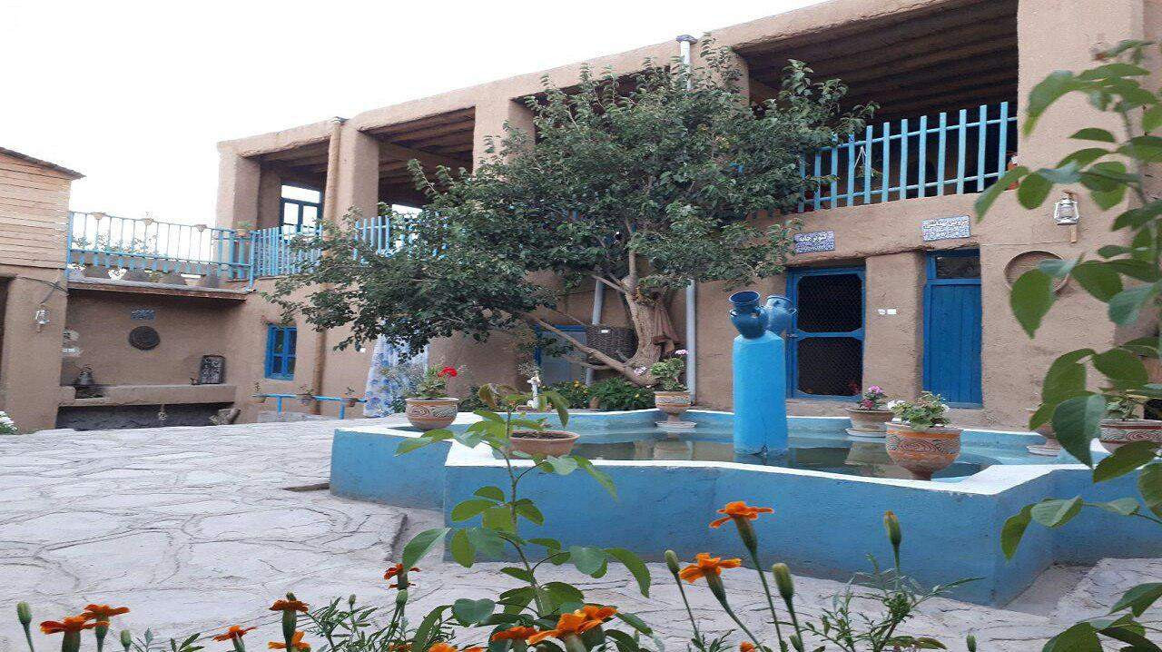 نمای اقامتگاه و حیاط