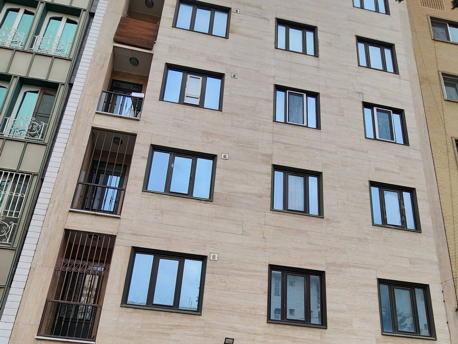 نمای بیرونی ساختمان