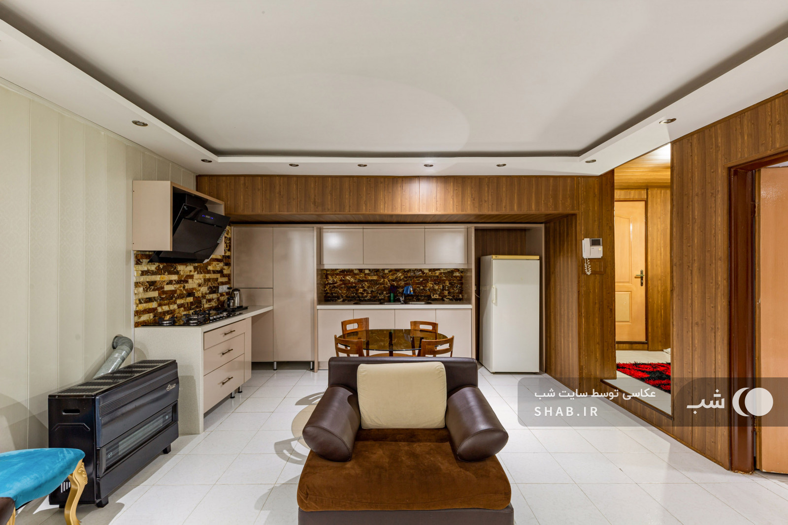 اتاق پذیرایی و آشپزخانه