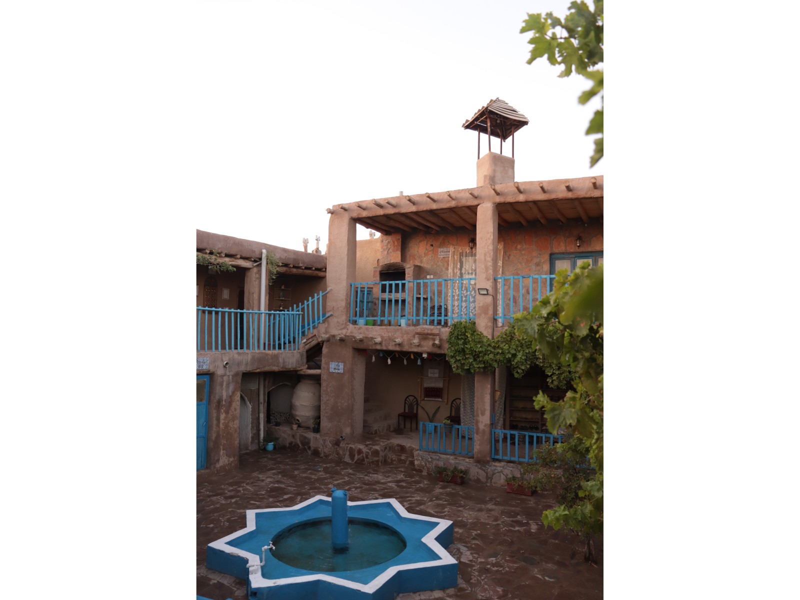 نمای حیاط و ساختمان اقامتگاه نمای حیاط و ساختمان اقامتگاه