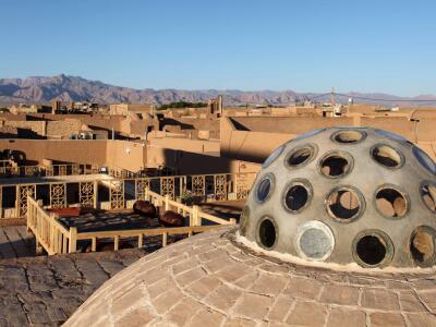 اقامتگاه سنتی "شعر باف" اتاق سه دری میخک