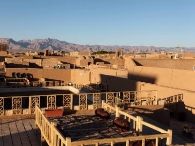 اقامتگاه سنتی "شعر باف" اتاق سه دری میخک