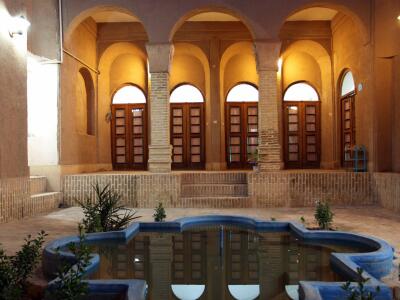 اقامتگاه سنتی "شعر باف" اتاق اقاقیا