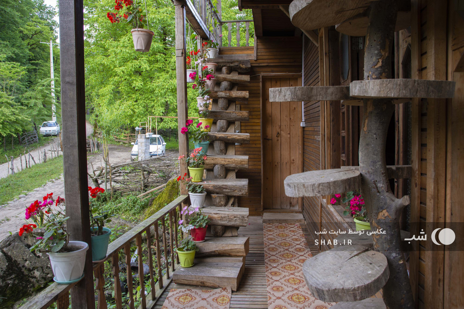 پله های بالکن طبقه بالا