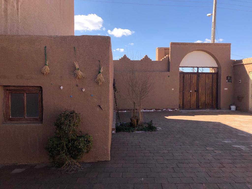 فضای حیاط اقامتگاه