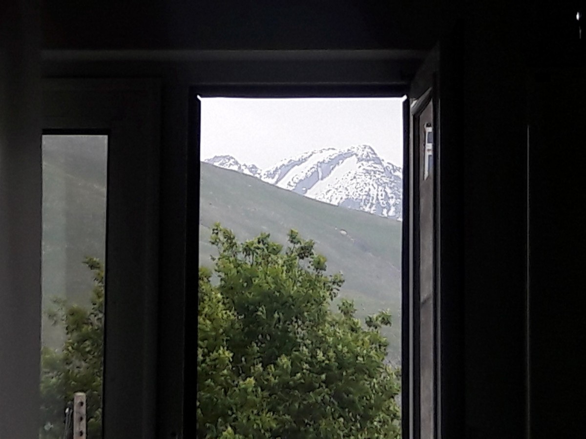 چشم انداز کوه زیبای سبلان برفی و خنک درگرمترین روزهای تابستان از ویلا