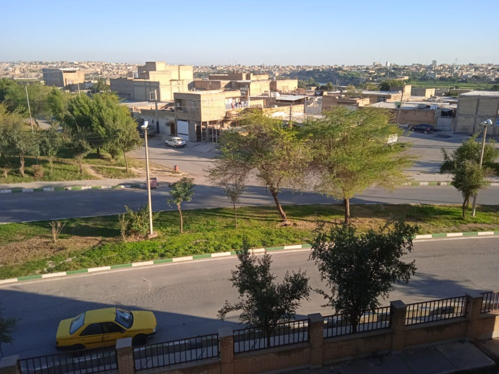 نمای خیابان از داخل حیاط خلوط