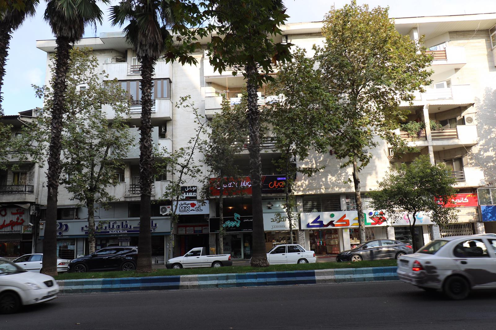 نمای بیرون از سمت خیابان 