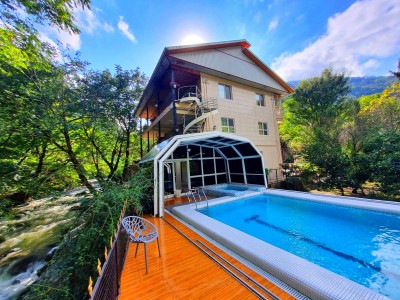 ویلا استخردار با آبگرم و سقف متحرک لب رودخانه ویلا استخردار با آبگرم و سقف متحرک لب رودخانه