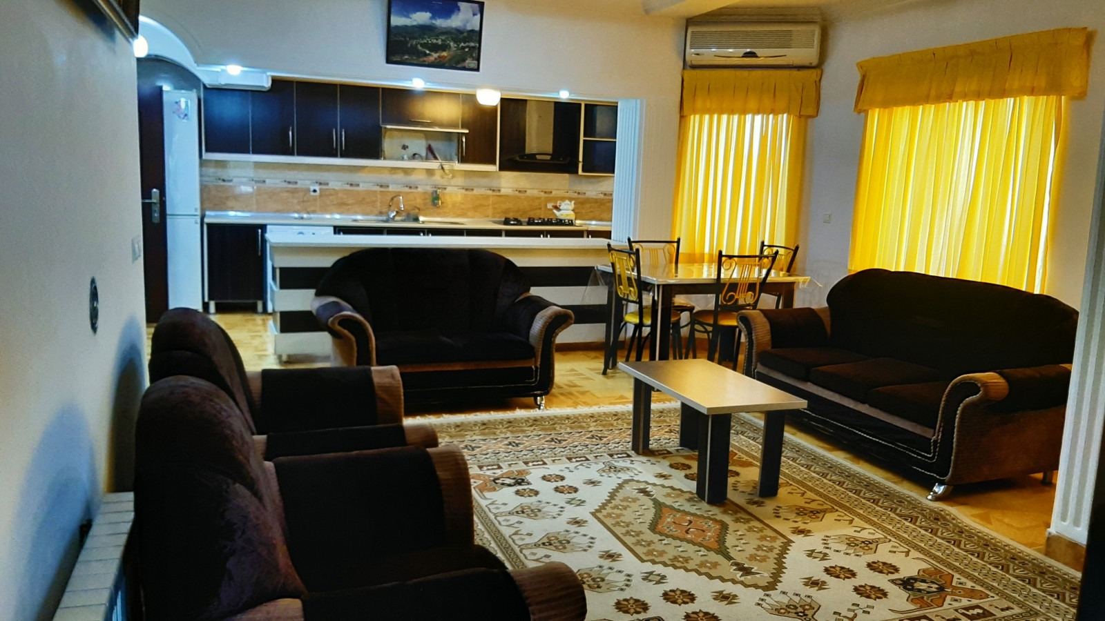 اتاق پذیرایی و آشپزخانه