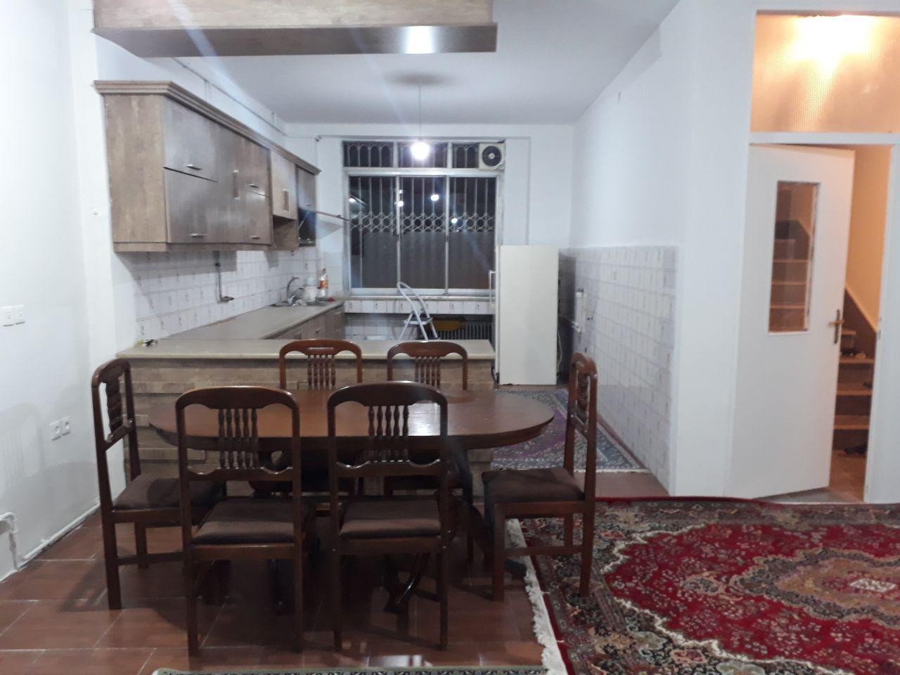اتاق پذیرایی و آشپزخانه