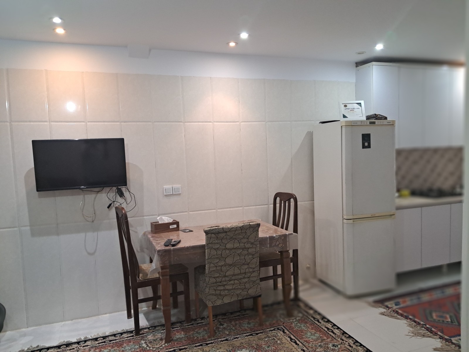 تلویزیون و میز غذاخوری