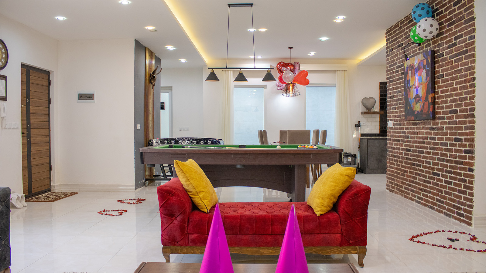 گل و بادکنک آرایی ویلا به درخواست مشتری با پرداخت هزینه مازاد انجام خواهد شد