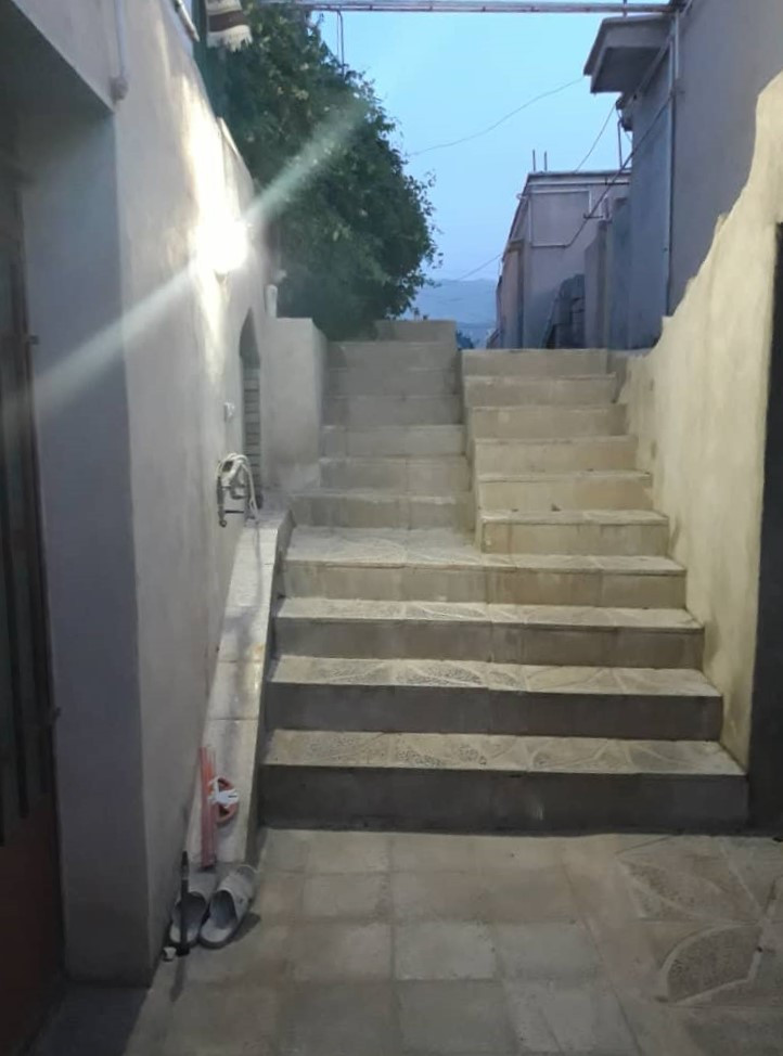 پله‌های منتهی به واحد پایین