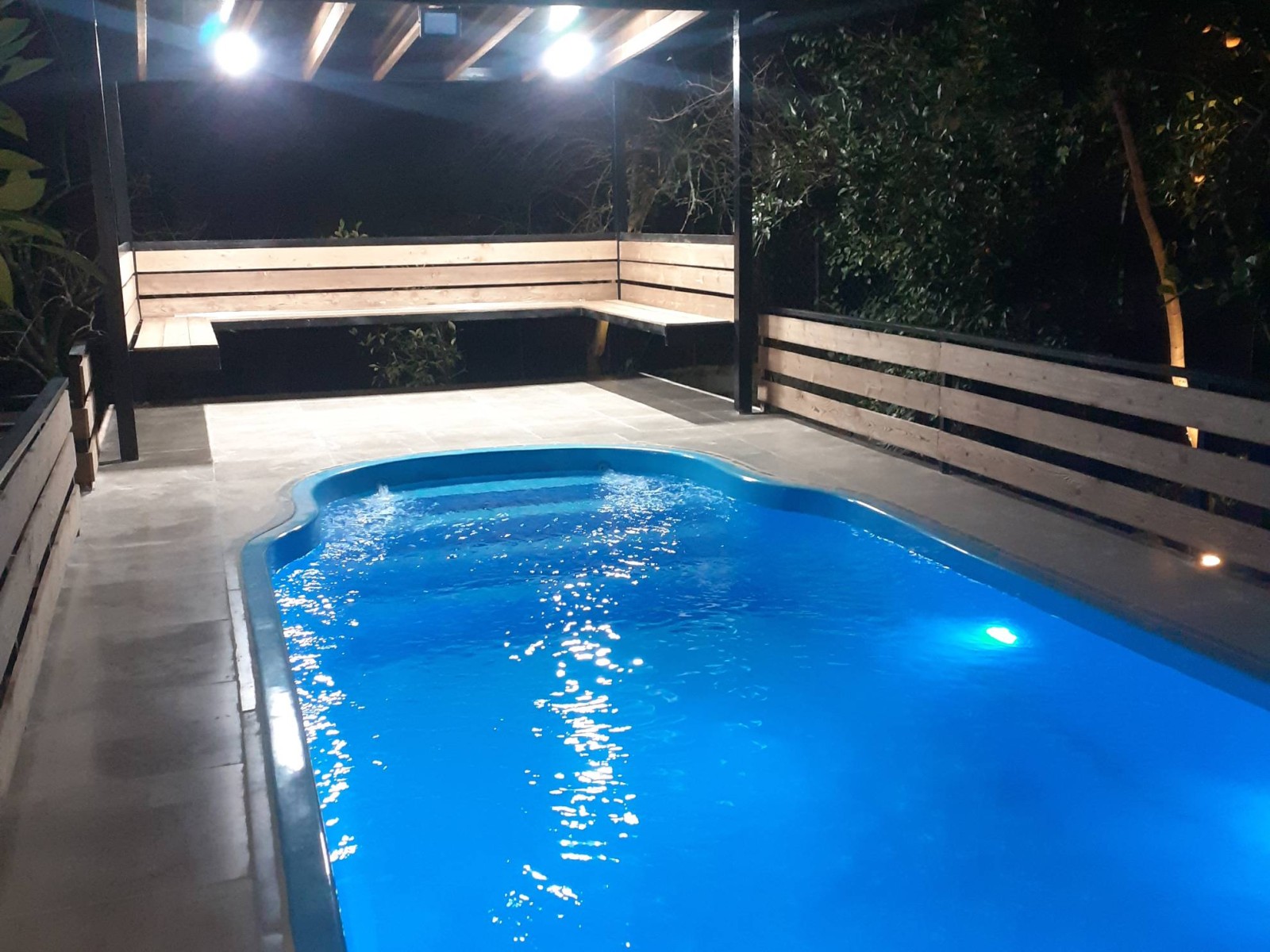 استخر آب گرم روباز در شب