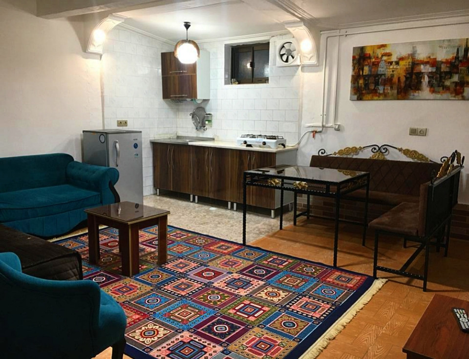 اتاق پذیرایی و آشپزخانه