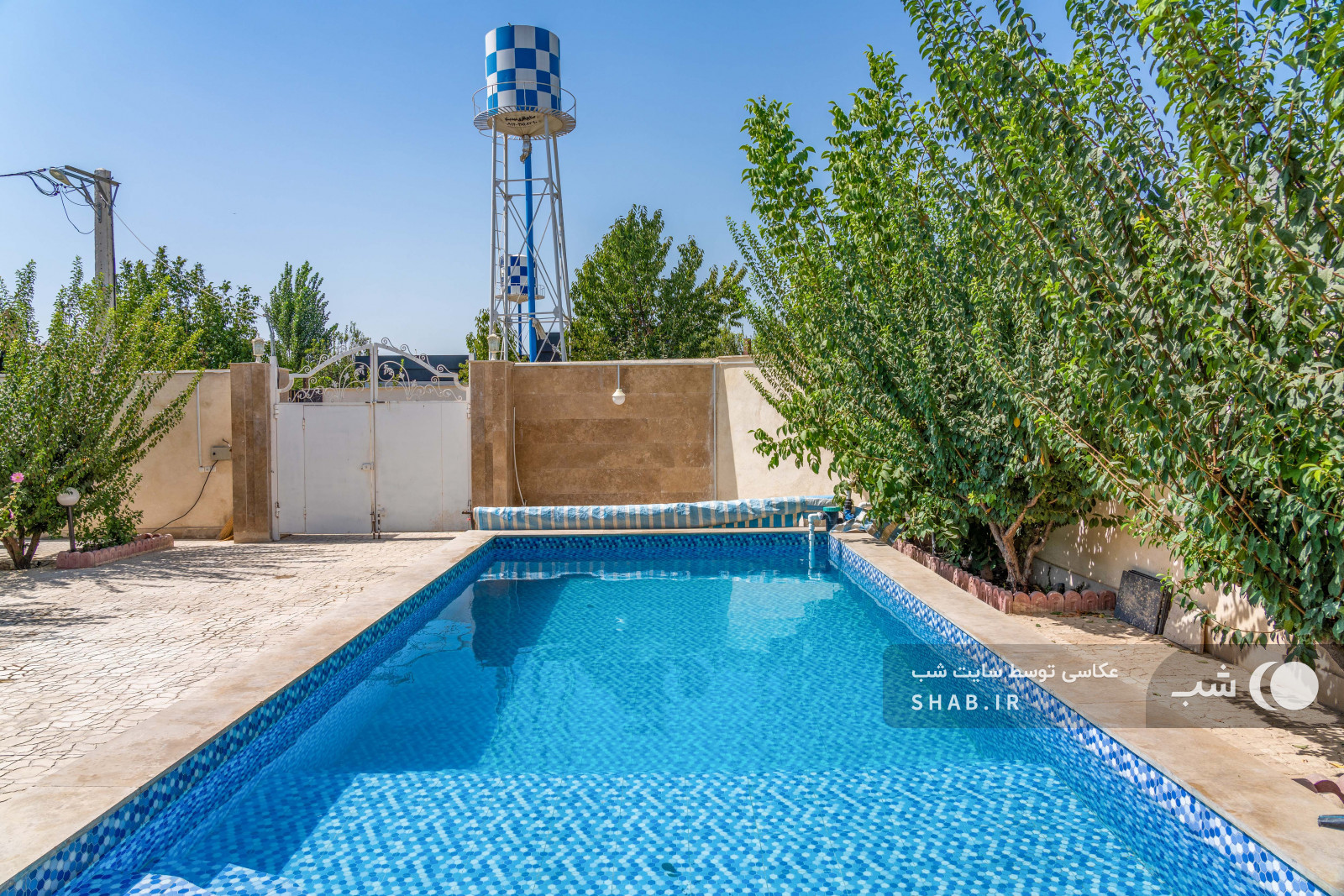 حیاط و استخر