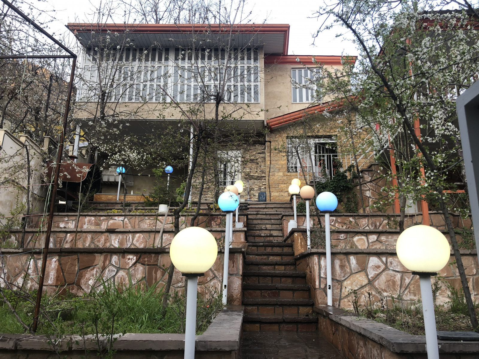 حياط در فصل بهار