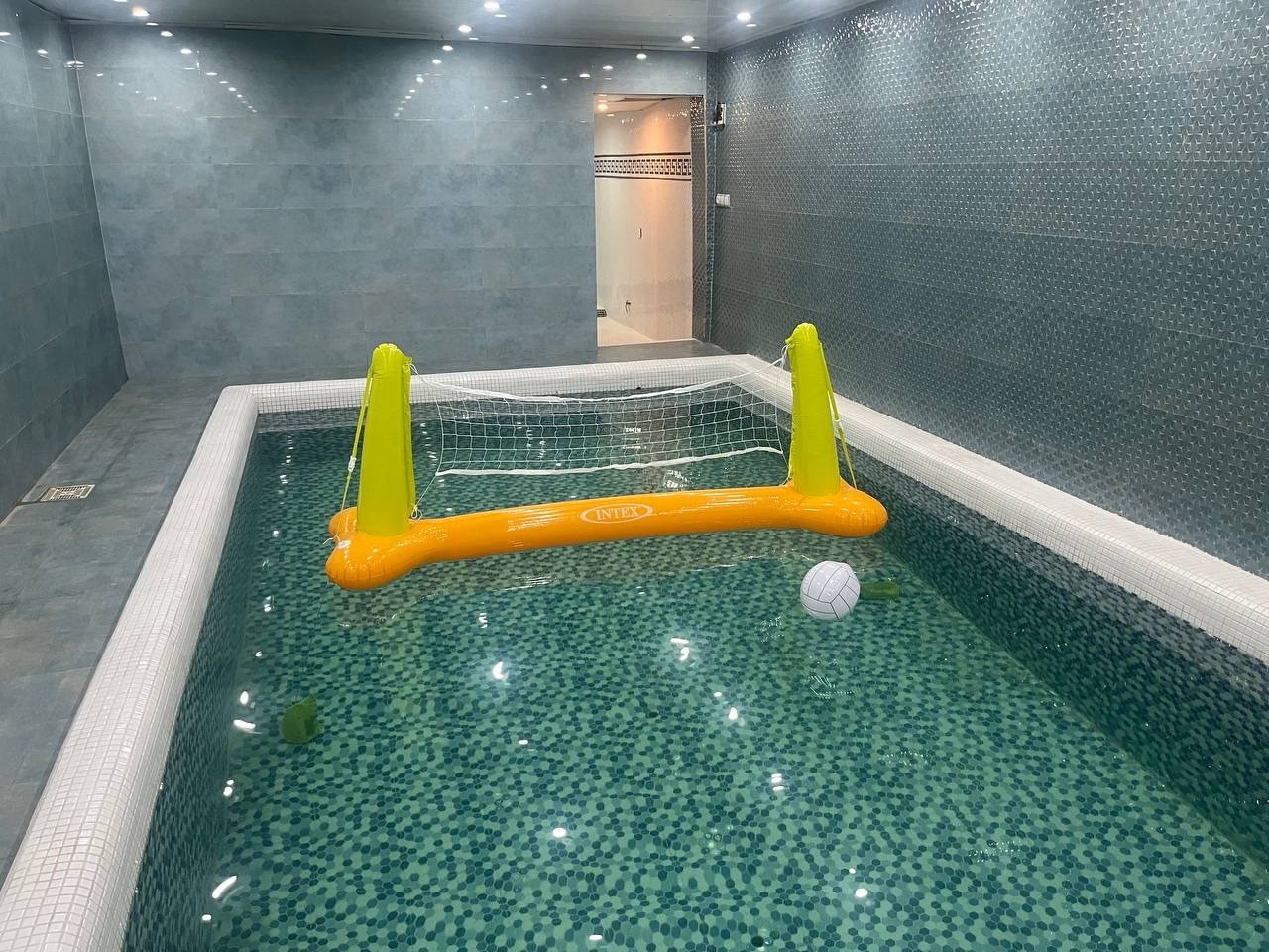 استخر والیبال داخل استخر