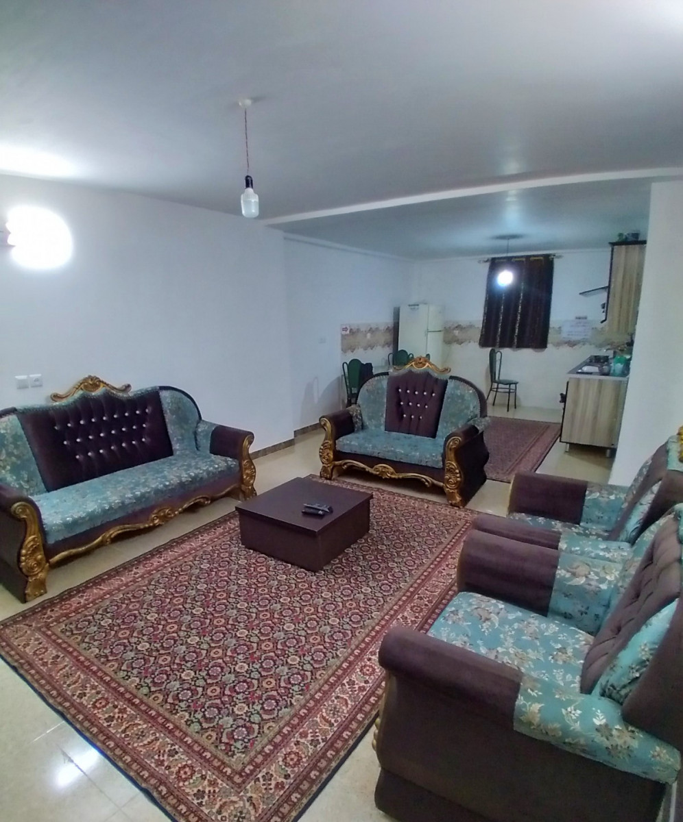 اتاق پذیرایی و آشپزخانه