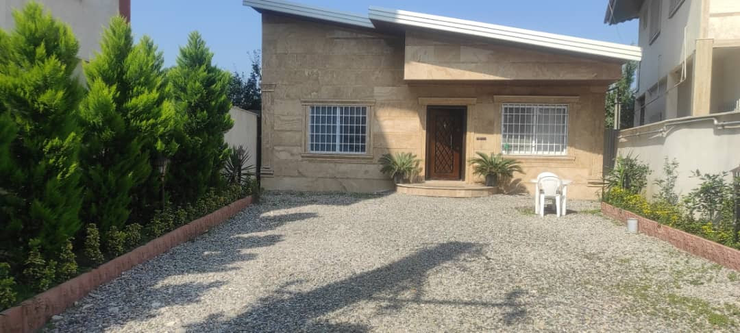 نمای ساختمان و حیاط