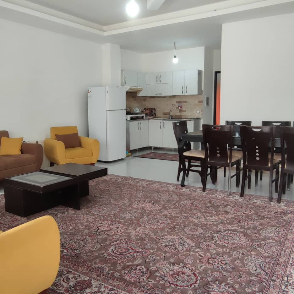 اتاق پذیرایی و آشپزخانه